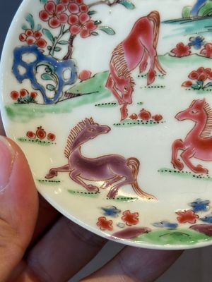 Five Chinese famille rose cups and saucers with horses, birds and flowers, Yongzheng/Qianlong — 照片 28