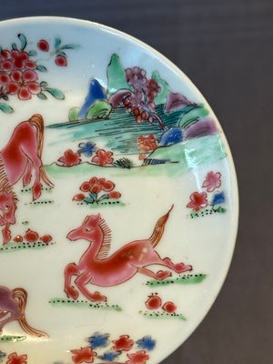 Five Chinese famille rose cups and saucers with horses, birds and flowers, Yongzheng/Qianlong — 照片 29