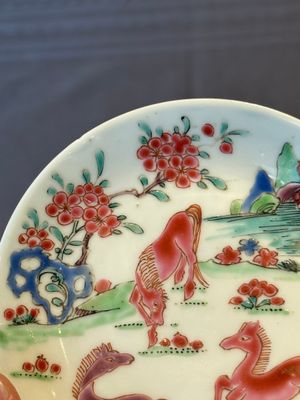 Five Chinese famille rose cups and saucers with horses, birds and flowers, Yongzheng/Qianlong — 照片 30