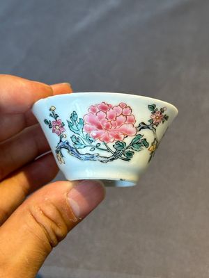 Five Chinese famille rose cups and saucers with horses, birds and flowers, Yongzheng/Qianlong — 照片 34