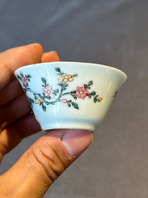 Five Chinese famille rose cups and saucers with horses, birds and flowers, Yongzheng/Qianlong — 照片 37
