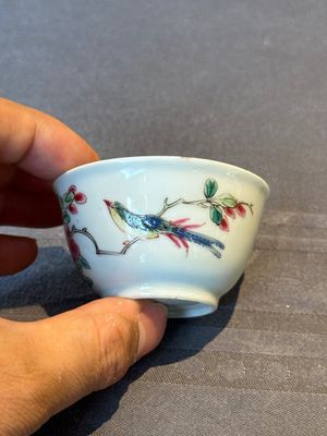 Five Chinese famille rose cups and saucers with horses, birds and flowers, Yongzheng/Qianlong — 照片 4