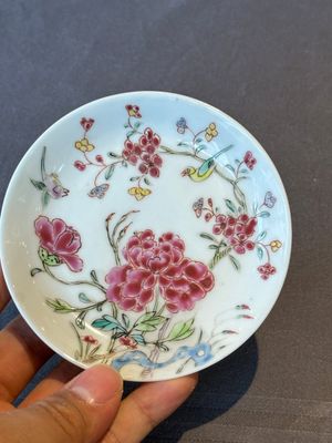 Five Chinese famille rose cups and saucers with horses, birds and flowers, Yongzheng/Qianlong — 照片 7