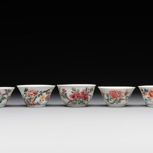 Five Chinese famille rose cups and saucers with horses, birds and flowers, Yongzheng/Qianlong — 照片 2