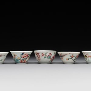 Five Chinese famille rose cups and saucers with horses, birds and flowers, Yongzheng/Qianlong — 照片 3