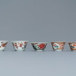 Five Chinese famille rose cups and saucers, Yongzheng/Qianlong — photo 5