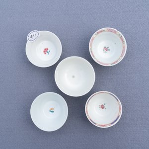 Five Chinese famille rose cups and saucers, Yongzheng/Qianlong — 照片 16
