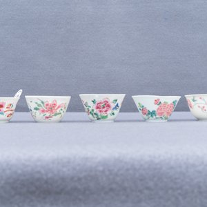 Five Chinese famille rose cups and saucers, Yongzheng/Qianlong — 照片 20