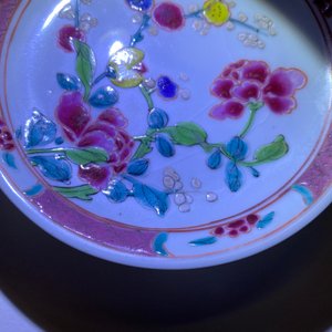 Five Chinese famille rose cups and saucers, Yongzheng/Qianlong — 照片 23