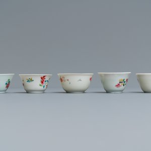 Five Chinese famille rose cups and saucers, Yongzheng/Qianlong — 照片 6