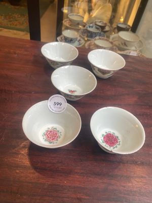 Five Chinese famille rose cups and six saucers with floral decor, Yongzheng/Qianlong — foto 1