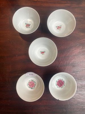 Five Chinese famille rose cups and six saucers with floral decor, Yongzheng/Qianlong — foto 2