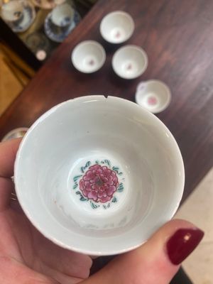 Five Chinese famille rose cups and six saucers with floral decor, Yongzheng/Qianlong — foto 3