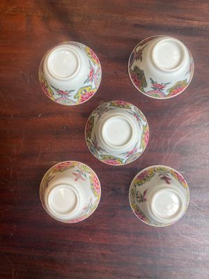 Five Chinese famille rose cups and six saucers with floral decor, Yongzheng/Qianlong — foto 4