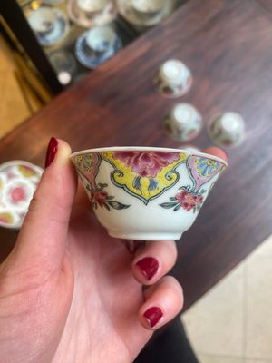 Five Chinese famille rose cups and six saucers with floral decor, Yongzheng/Qianlong — foto 5