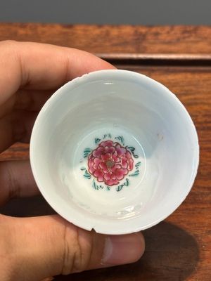 Five Chinese famille rose cups and six saucers with floral decor, Yongzheng/Qianlong — photo 13