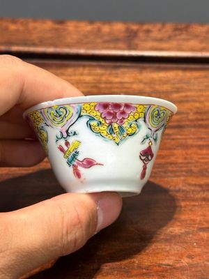 Five Chinese famille rose cups and six saucers with floral decor, Yongzheng/Qianlong — photo 14