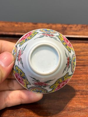 Five Chinese famille rose cups and six saucers with floral decor, Yongzheng/Qianlong — photo 21