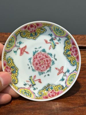 Five Chinese famille rose cups and six saucers with floral decor, Yongzheng/Qianlong — photo 9