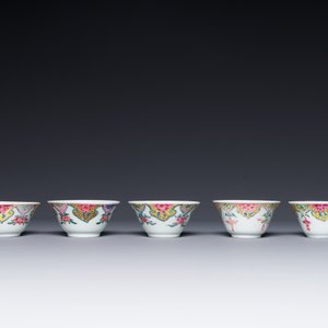 Five Chinese famille rose cups and six saucers with floral decor, Yongzheng/Qianlong — photo 4