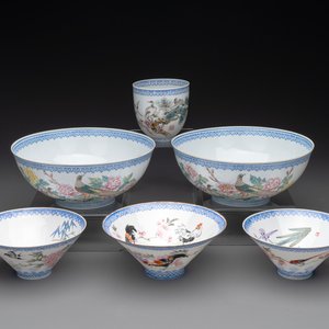 Five Chinese famille rose eggshell bowls and a cup, 20th C. — 照片 1