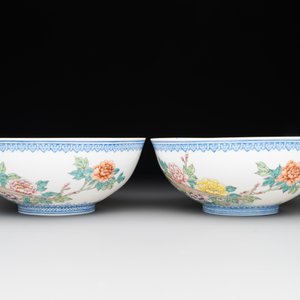 Five Chinese famille rose eggshell bowls and a cup, 20th C. — 照片 3