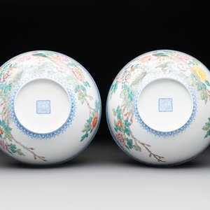 Five Chinese famille rose eggshell bowls and a cup, 20th C. — 照片 7