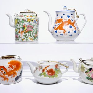 Five Chinese famille rose, iron red and qianjiang cai teapots, 19/20th C. — 照片 2