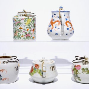 Five Chinese famille rose, iron red and qianjiang cai teapots, 19/20th C. — 照片 3