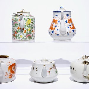 Five Chinese famille rose, iron red and qianjiang cai teapots, 19/20th C. — 照片 5