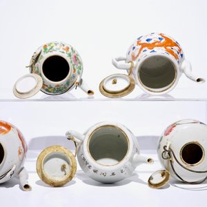 Five Chinese famille rose, iron red and qianjiang cai teapots, 19/20th C. — 照片 6