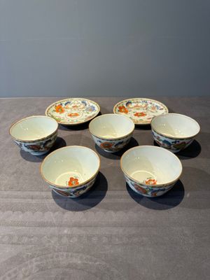 Five Chinese famille rose 'Madame de Pompadour' cups and two saucers, Qianlong, ca. 1745 — 照片 1