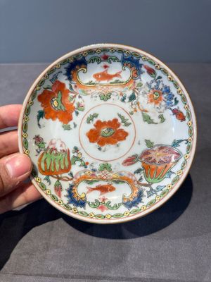 Five Chinese famille rose 'Madame de Pompadour' cups and two saucers, Qianlong, ca. 1745 — 照片 12