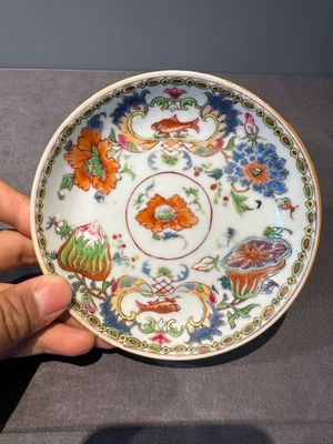 Five Chinese famille rose 'Madame de Pompadour' cups and two saucers, Qianlong, ca. 1745 — 照片 2