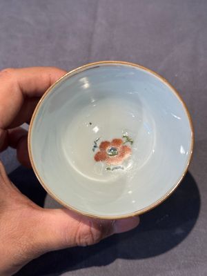 Five Chinese famille rose 'Madame de Pompadour' cups and two saucers, Qianlong, ca. 1745 — 照片 23