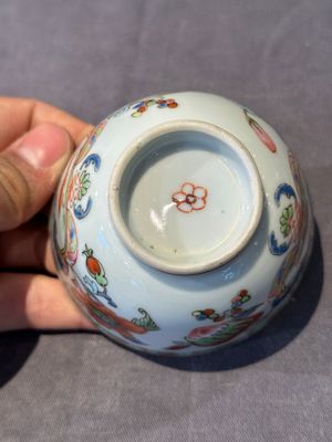 Five Chinese famille rose 'Madame de Pompadour' cups and two saucers, Qianlong, ca. 1745 — 照片 24