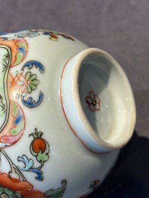 Five Chinese famille rose 'Madame de Pompadour' cups and two saucers, Qianlong, ca. 1745 — 照片 25