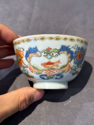 Five Chinese famille rose 'Madame de Pompadour' cups and two saucers, Qianlong, ca. 1745 — 照片 27