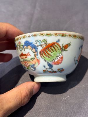 Five Chinese famille rose 'Madame de Pompadour' cups and two saucers, Qianlong, ca. 1745 — 照片 29