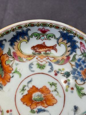 Five Chinese famille rose 'Madame de Pompadour' cups and two saucers, Qianlong, ca. 1745 — 照片 3