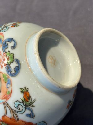 Five Chinese famille rose 'Madame de Pompadour' cups and two saucers, Qianlong, ca. 1745 — 照片 34