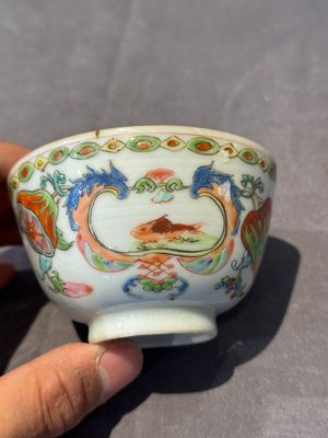 Five Chinese famille rose 'Madame de Pompadour' cups and two saucers, Qianlong, ca. 1745 — 照片 36