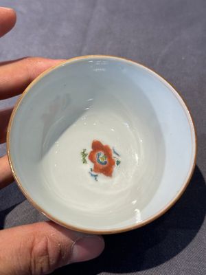 Five Chinese famille rose 'Madame de Pompadour' cups and two saucers, Qianlong, ca. 1745 — 照片 38