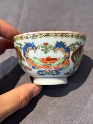 Five Chinese famille rose 'Madame de Pompadour' cups and two saucers, Qianlong, ca. 1745 — 照片 40