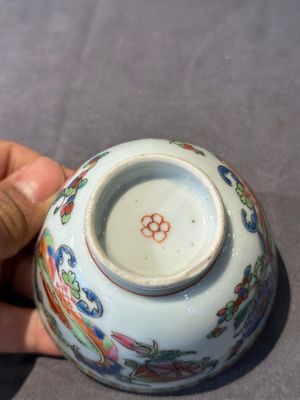 Five Chinese famille rose 'Madame de Pompadour' cups and two saucers, Qianlong, ca. 1745 — 照片 43