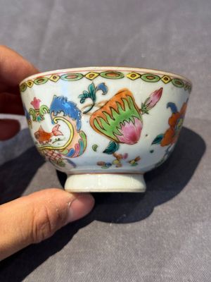 Five Chinese famille rose 'Madame de Pompadour' cups and two saucers, Qianlong, ca. 1745 — 照片 44