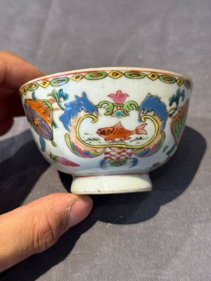 Five Chinese famille rose 'Madame de Pompadour' cups and two saucers, Qianlong, ca. 1745 — 照片 45