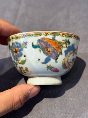 Five Chinese famille rose 'Madame de Pompadour' cups and two saucers, Qianlong, ca. 1745 — 照片 46