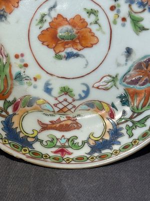 Five Chinese famille rose 'Madame de Pompadour' cups and two saucers, Qianlong, ca. 1745 — 照片 6