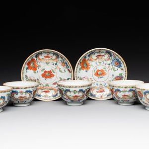 Five Chinese famille rose 'Madame de Pompadour' cups and two saucers, Qianlong, ca. 1745 — 照片 1